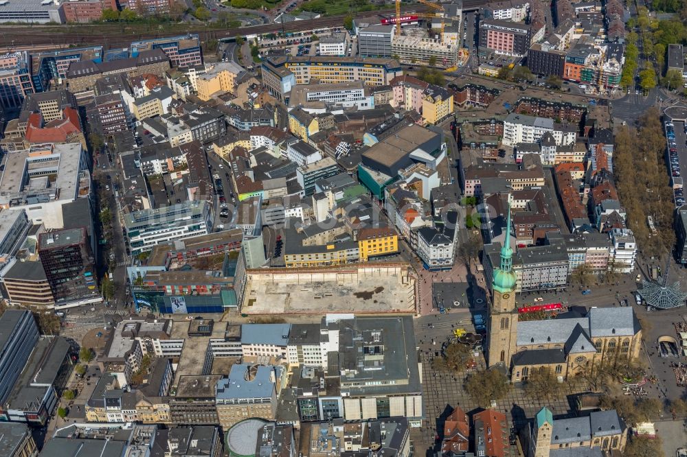 Dortmund von oben - Abrissfläche des ehemaligen Kaufhaus- Gebäudes an der Kampstraße neben der St. Reinold in Dortmund im Bundesland Nordrhein-Westfalen, Deutschland