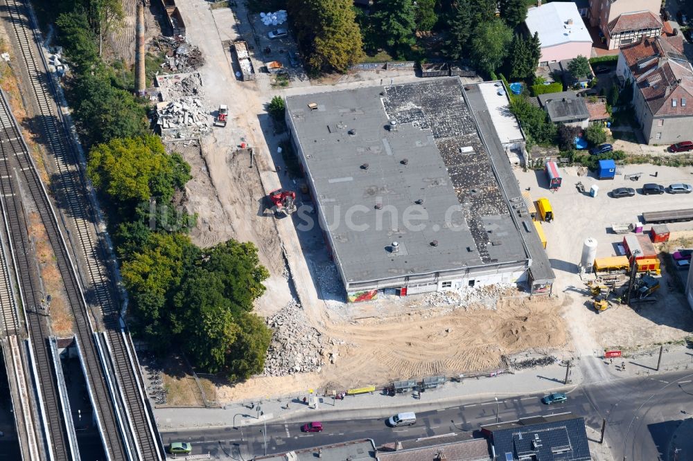 Luftaufnahme Berlin - Abrissfläche des ehemaligen REWE -Kaufhallen- Gebäudes an der Hönower Straße im Ortsteil Mahlsdorf in Berlin, Deutschland