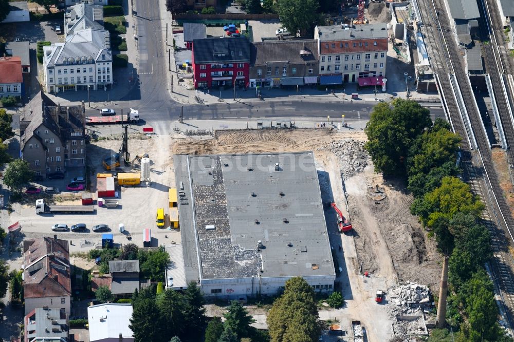 Luftaufnahme Berlin - Abrissfläche des ehemaligen REWE -Kaufhallen- Gebäudes an der Hönower Straße im Ortsteil Mahlsdorf in Berlin, Deutschland