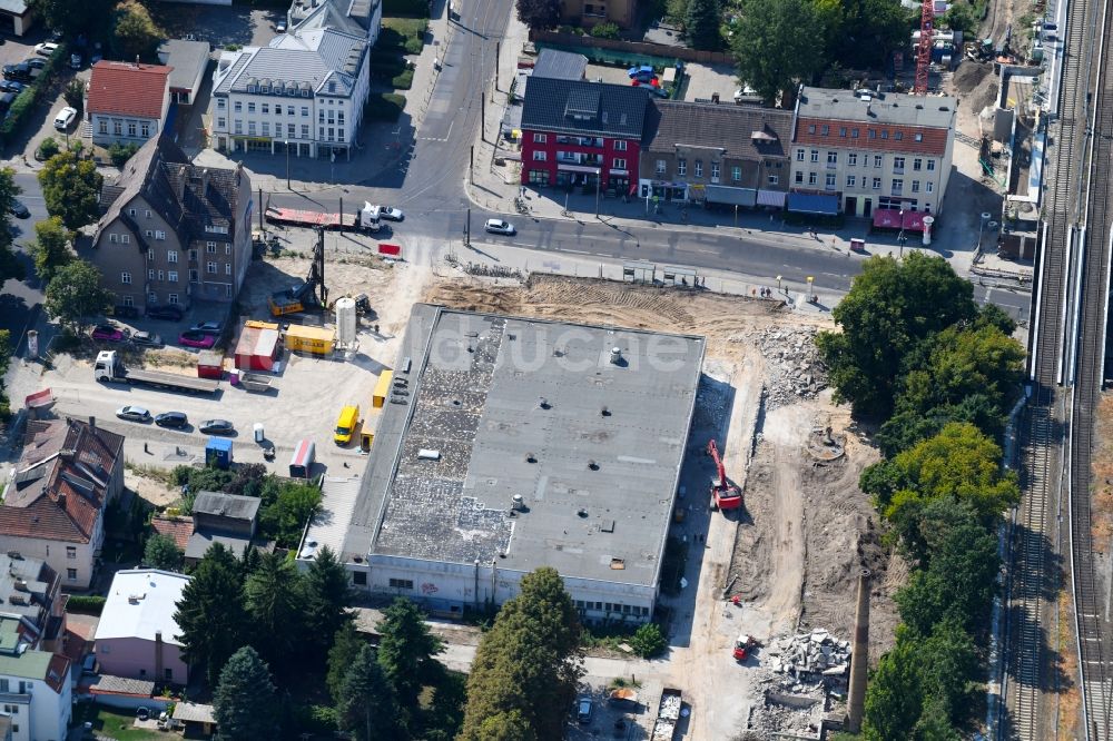 Berlin aus der Vogelperspektive: Abrissfläche des ehemaligen REWE -Kaufhallen- Gebäudes an der Hönower Straße im Ortsteil Mahlsdorf in Berlin, Deutschland