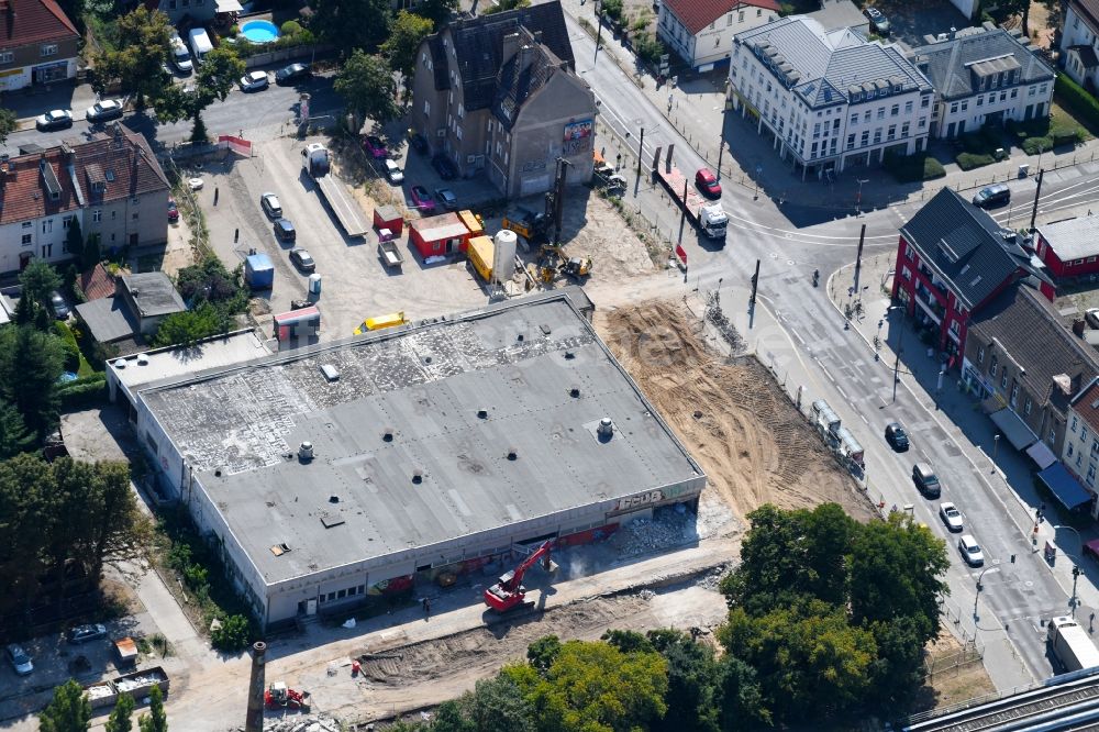 Luftaufnahme Berlin - Abrissfläche des ehemaligen REWE -Kaufhallen- Gebäudes an der Hönower Straße im Ortsteil Mahlsdorf in Berlin, Deutschland