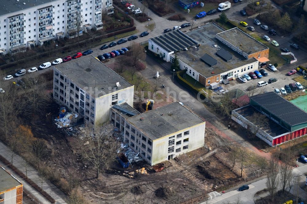 Luftbild Berlin - Abrißfläche des ehemaligen Schul- Gebäude Leonardo da Vinci Oberschule in Hellersdorf in Berlin, Deutschland