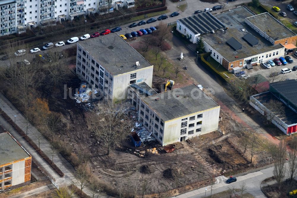 Luftaufnahme Berlin - Abrißfläche des ehemaligen Schul- Gebäude Leonardo da Vinci Oberschule in Hellersdorf in Berlin, Deutschland