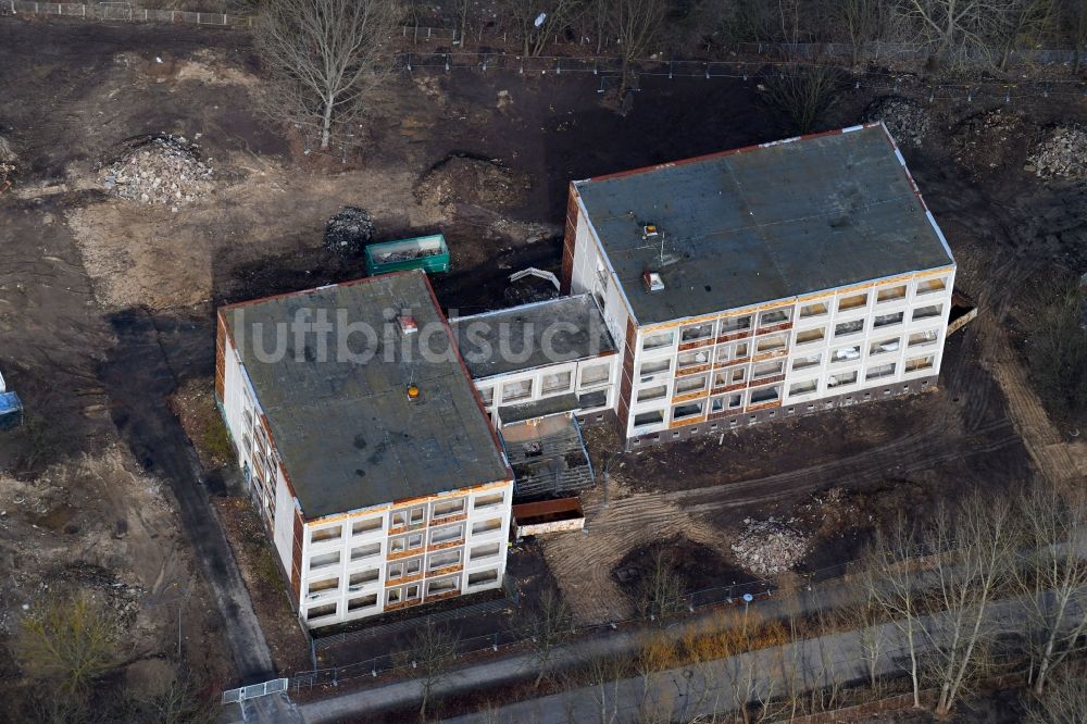 Berlin aus der Vogelperspektive: Abrißfläche des ehemaligen Schul- Gebäude Leonardo da Vinci Oberschule in Hellersdorf in Berlin, Deutschland