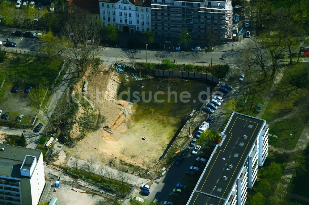 Berlin von oben - Abrißfläche des Gebäudes der alten DDR- Kaufhalle Alfred-Kowalke-Straße Ecke Charlottenstraße im Ortsteil Friedrichsfelde in Berlin