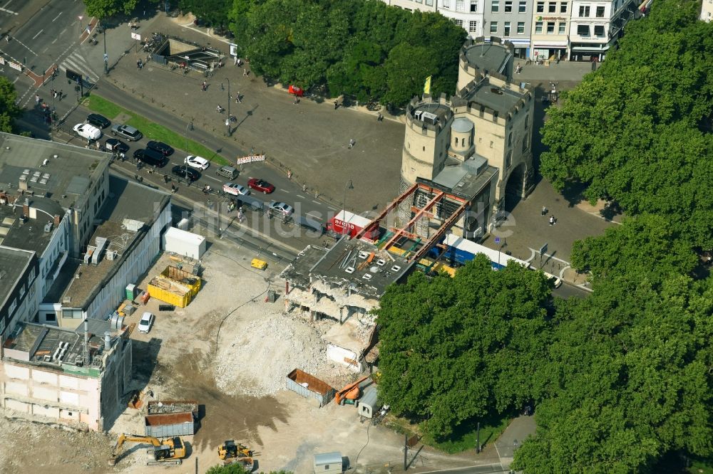 Luftaufnahme Köln - Abrißfläche des Gebäudes Brücke an der Hahnentorburg am Rudolfplatz im Ortsteil Innenstadt in Köln im Bundesland Nordrhein-Westfalen - NRW, Deutschland