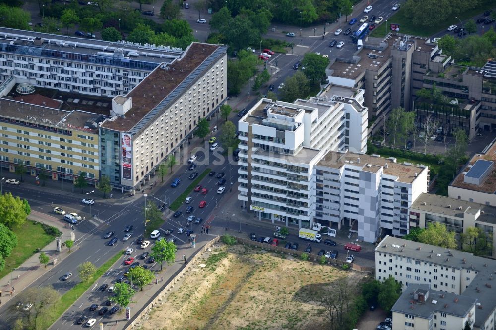 Berlin von oben - Abrißfläche des Gebäudes der ehemaligen IBA-Siedlung am Lützowplatz in Berlin