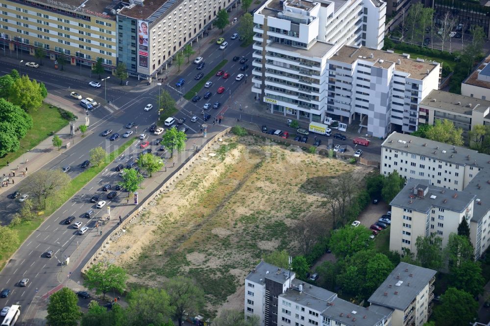 Berlin aus der Vogelperspektive: Abrißfläche des Gebäudes der ehemaligen IBA-Siedlung am Lützowplatz in Berlin