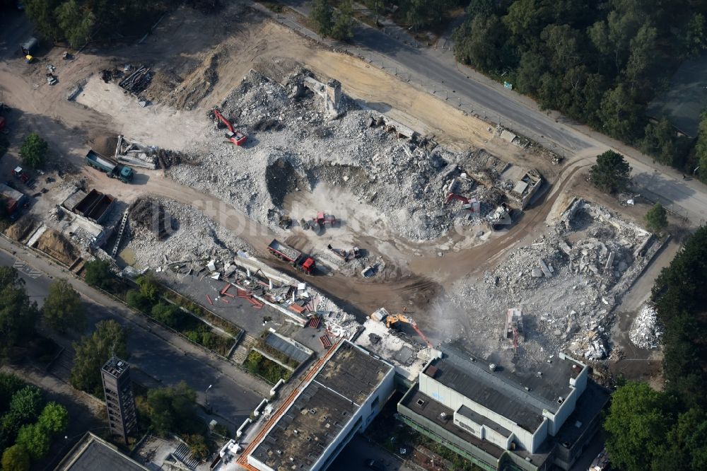 Luftbild Berlin - Abrißfläche des Gebäudes Einkaufszentrums Cité Foch an der Avenue Charles de Gaulle in Berlin