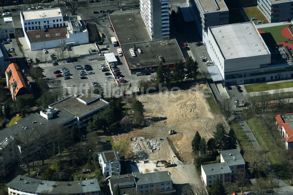 Luftbild Berlin - Abrißfläche des Gebäudes der Gewerbestandortes und ehemaligen Parkplatzes im Wohngebiet Berliner Straße - Charlottenburger Straße - Clayalllee in Berlin