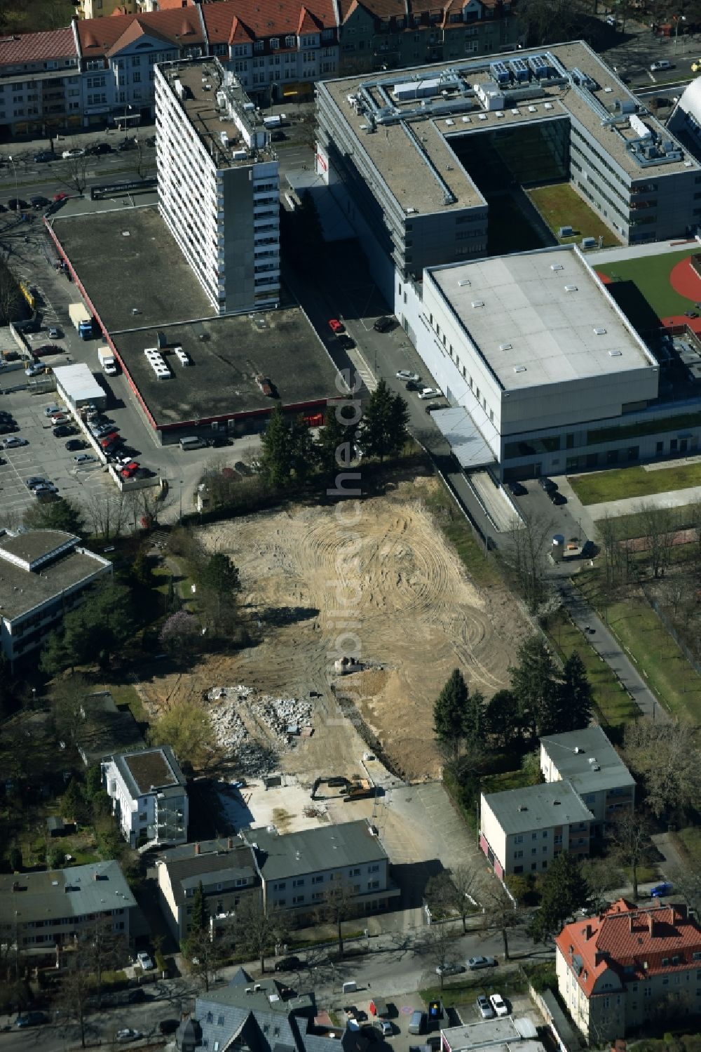 Berlin von oben - Abrißfläche des Gebäudes der Gewerbestandortes und ehemaligen Parkplatzes im Wohngebiet Berliner Straße - Charlottenburger Straße - Clayalllee in Berlin