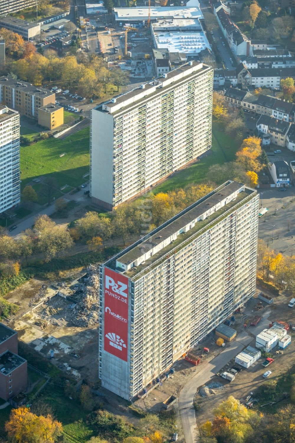 Luftaufnahme Duisburg - Abrißfläche des Gebäudes Hochhaus Weißer Riese an der Friedrich-Ebert-Straße im Ortsteil Homberg-Hochheide in Duisburg im Bundesland Nordrhein-Westfalen, Deutschland