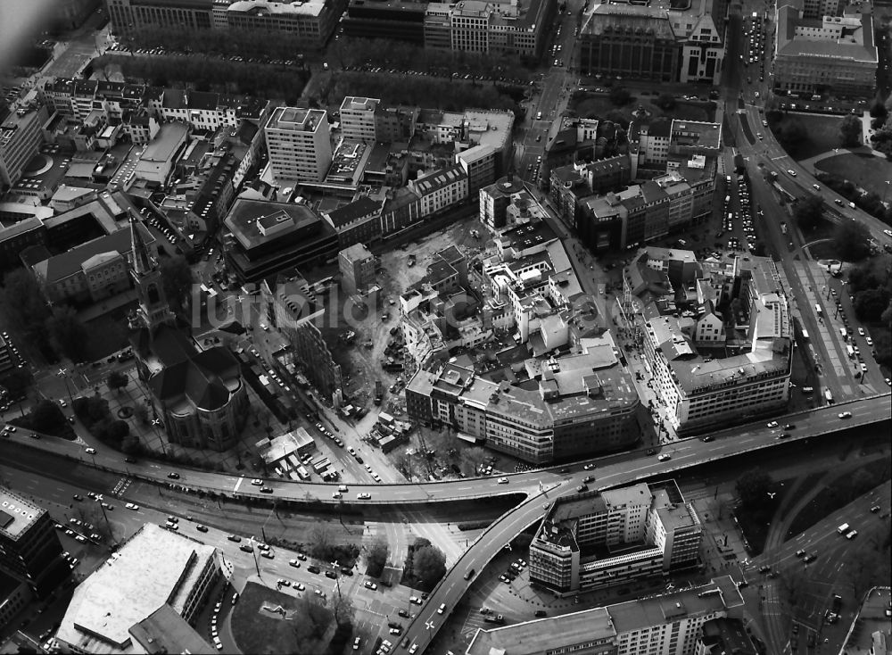 Luftbild Düsseldorf - Abrißfläche des Gebäudes an der Johanniskirche im Ortsteil Stadtmitte in Düsseldorf im Bundesland Nordrhein-Westfalen, Deutschland