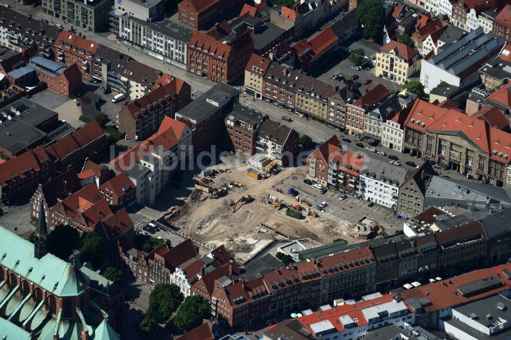 Lübeck von oben - Abrißfläche des Gebäudes der Parkhauses Fünfhausen - Beckergrube - Mengstraße in Lübeck im Bundesland Schleswig-Holstein