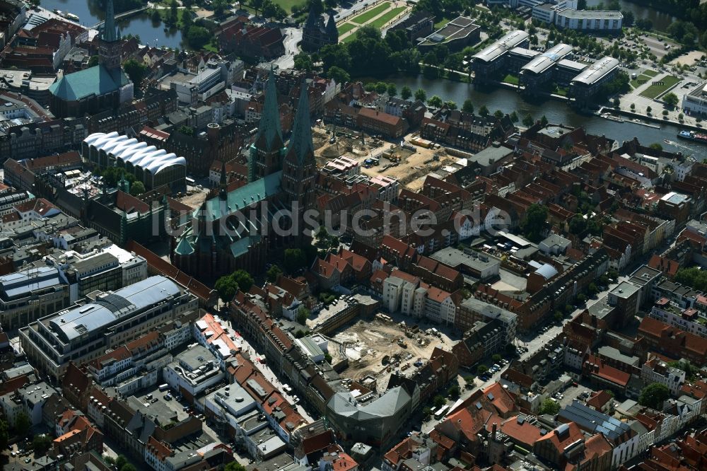 Lübeck von oben - Abrißfläche des Gebäudes der Parkhauses Fünfhausen - Beckergrube - Mengstraße in Lübeck im Bundesland Schleswig-Holstein