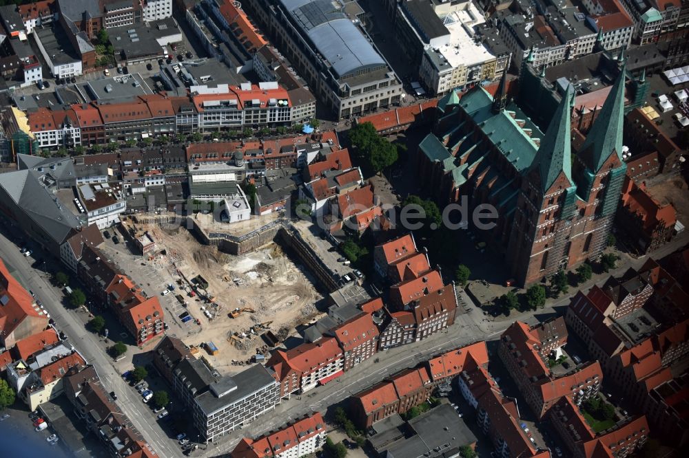 Lübeck aus der Vogelperspektive: Abrißfläche des Gebäudes der Parkhauses Fünfhausen - Beckergrube - Mengstraße in Lübeck im Bundesland Schleswig-Holstein