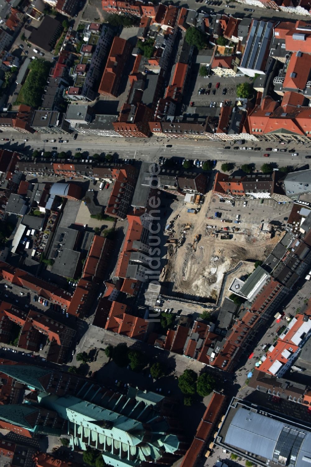 Lübeck von oben - Abrißfläche des Gebäudes der Parkhauses Fünfhausen - Beckergrube - Mengstraße in Lübeck im Bundesland Schleswig-Holstein