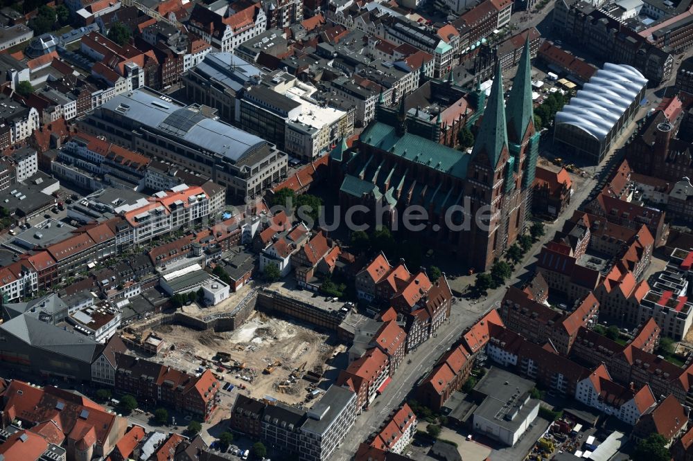 Lübeck aus der Vogelperspektive: Abrißfläche des Gebäudes der Parkhauses Fünfhausen - Beckergrube - Mengstraße in Lübeck im Bundesland Schleswig-Holstein