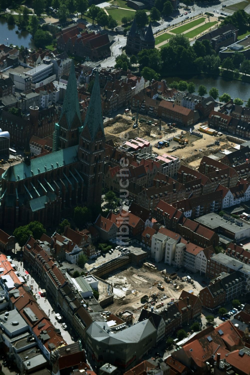 Lübeck von oben - Abrißfläche des Gebäudes der Parkhauses Fünfhausen - Beckergrube - Mengstraße in Lübeck im Bundesland Schleswig-Holstein