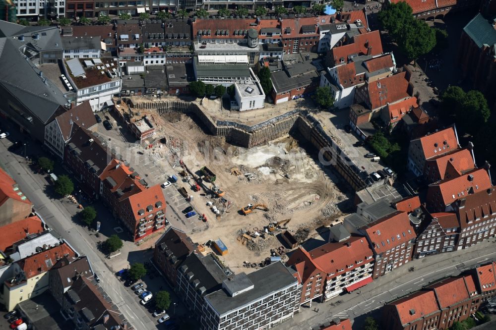 Lübeck von oben - Abrißfläche des Gebäudes der Parkhauses Fünfhausen - Beckergrube - Mengstraße in Lübeck im Bundesland Schleswig-Holstein