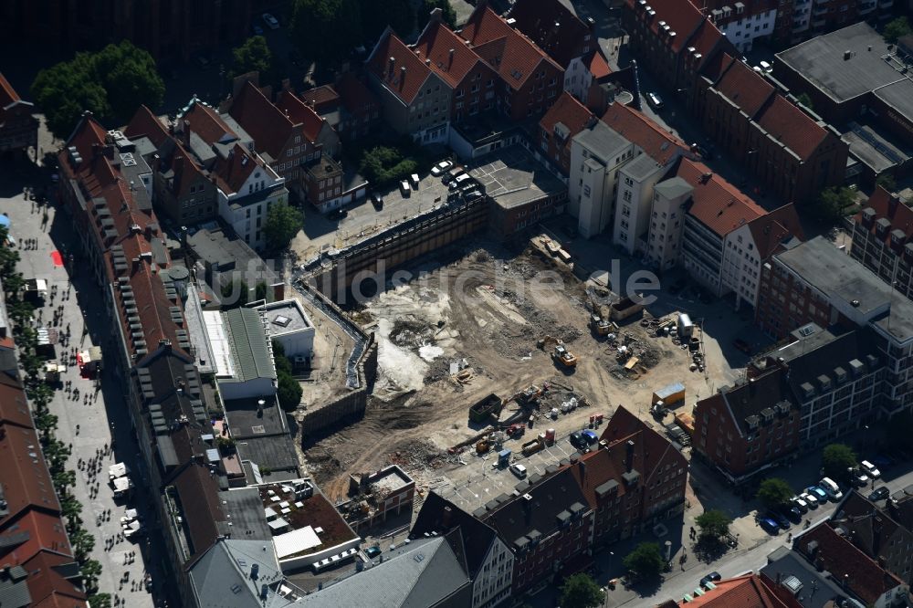 Luftbild Lübeck - Abrißfläche des Gebäudes der Parkhauses Fünfhausen - Beckergrube - Mengstraße in Lübeck im Bundesland Schleswig-Holstein