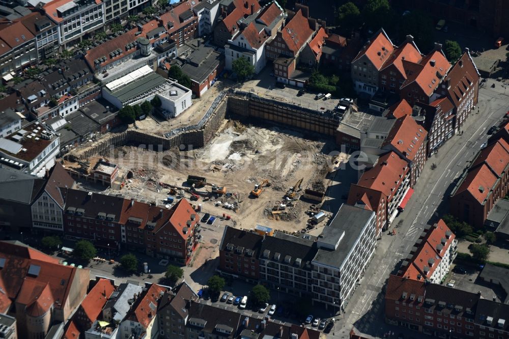 Luftaufnahme Lübeck - Abrißfläche des Gebäudes der Parkhauses Fünfhausen - Beckergrube - Mengstraße in Lübeck im Bundesland Schleswig-Holstein