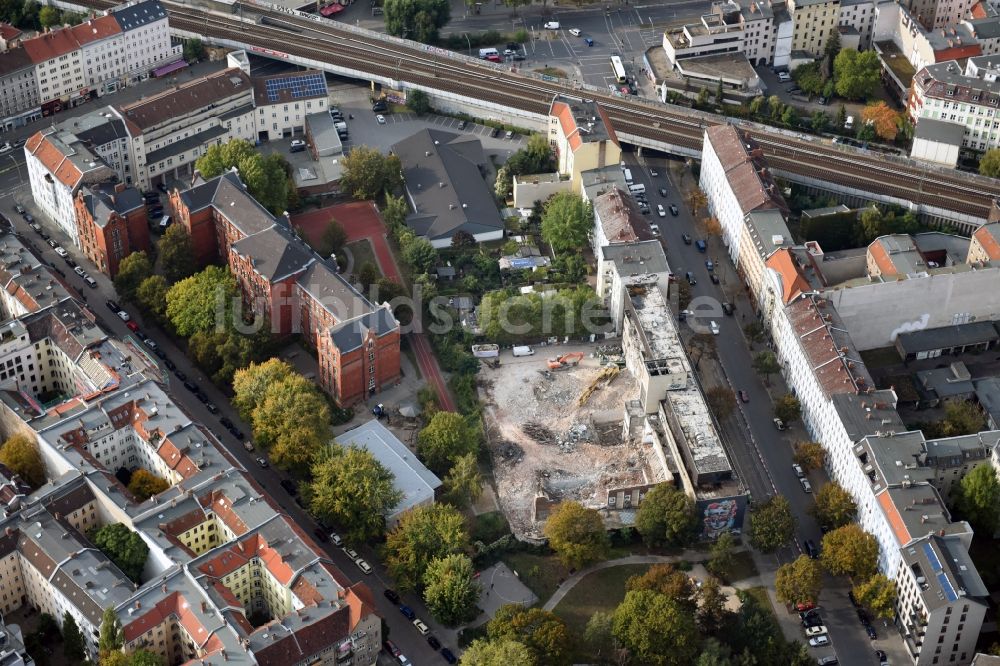 Berlin aus der Vogelperspektive: Abrißfläche des Gebäudes des Stadtbades - Hallenbades Wedding in der Gerichtstraße in Berlin