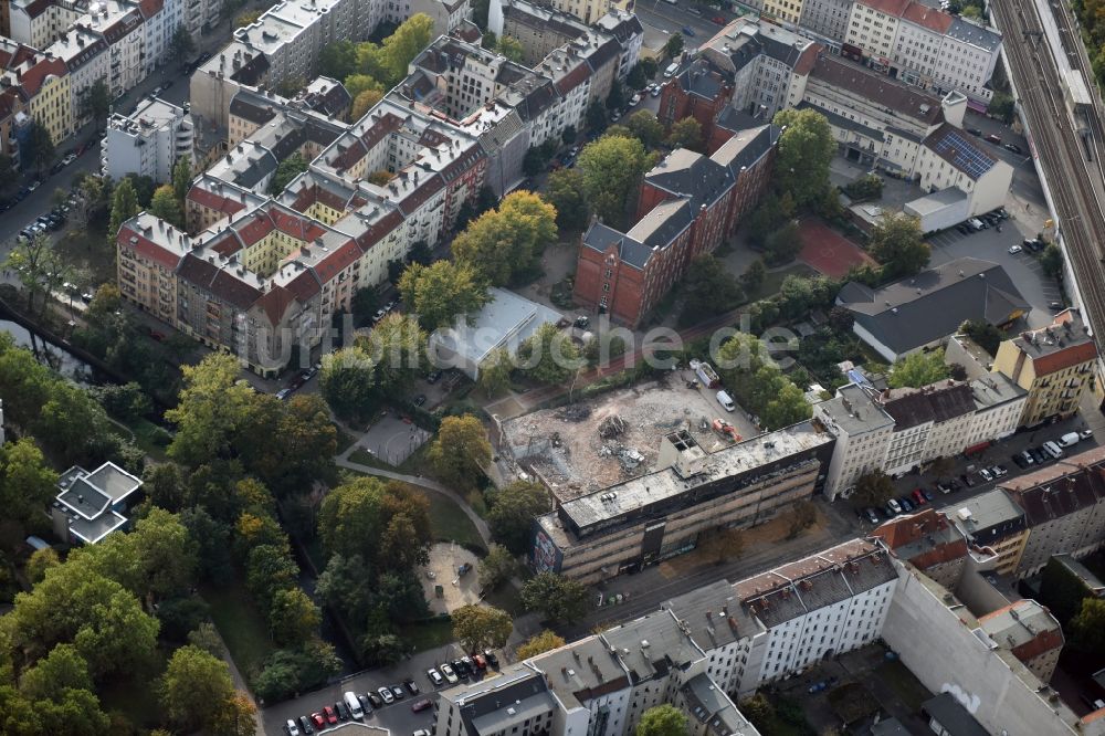 Luftbild Berlin - Abrißfläche des Gebäudes des Stadtbades - Hallenbades Wedding in der Gerichtstraße in Berlin