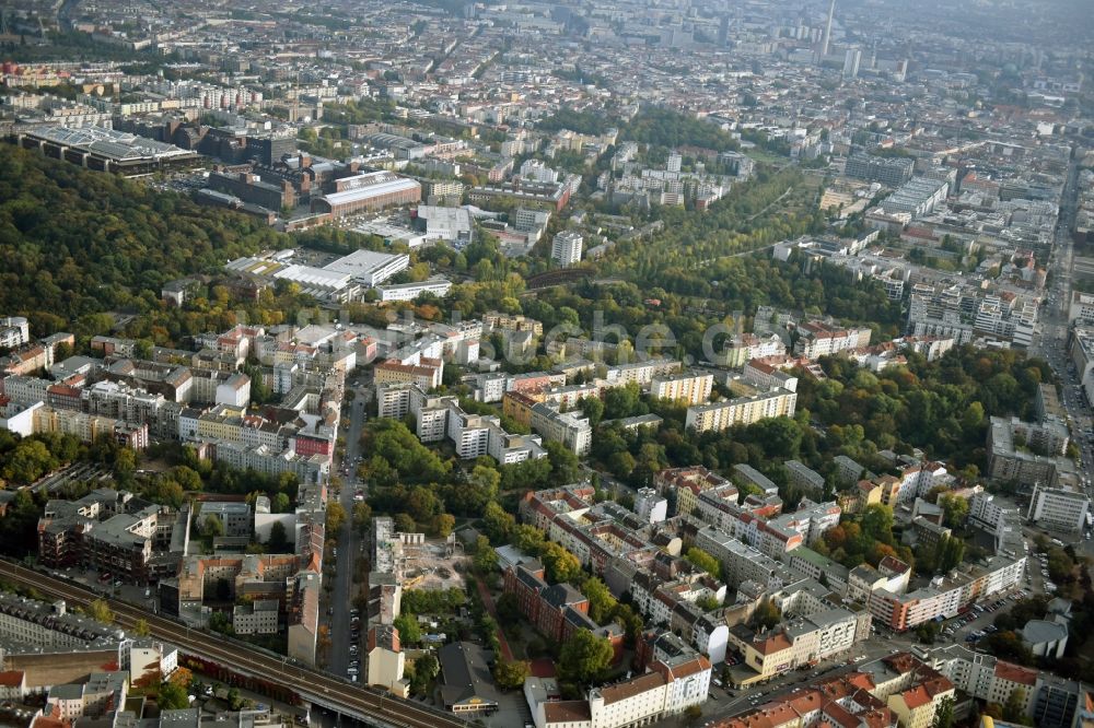 Berlin von oben - Abrißfläche des Gebäudes des Stadtbades - Hallenbades Wedding in der Gerichtstraße in Berlin