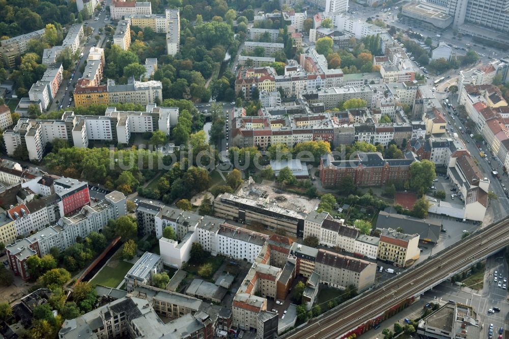 Luftaufnahme Berlin - Abrißfläche des Gebäudes des Stadtbades - Hallenbades Wedding in der Gerichtstraße in Berlin