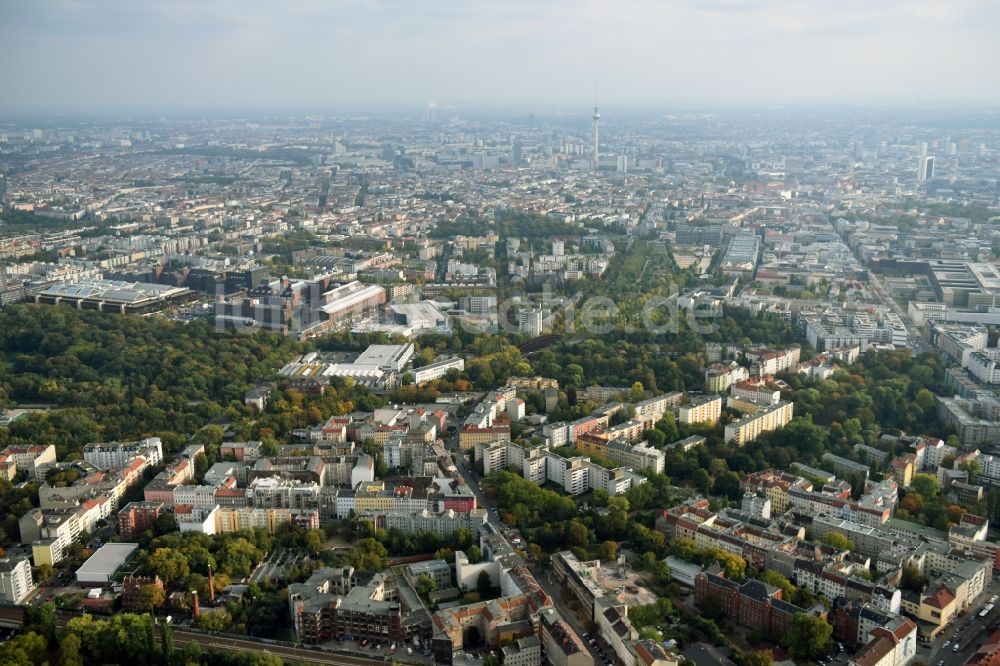 Berlin von oben - Abrißfläche des Gebäudes des Stadtbades - Hallenbades Wedding in der Gerichtstraße in Berlin