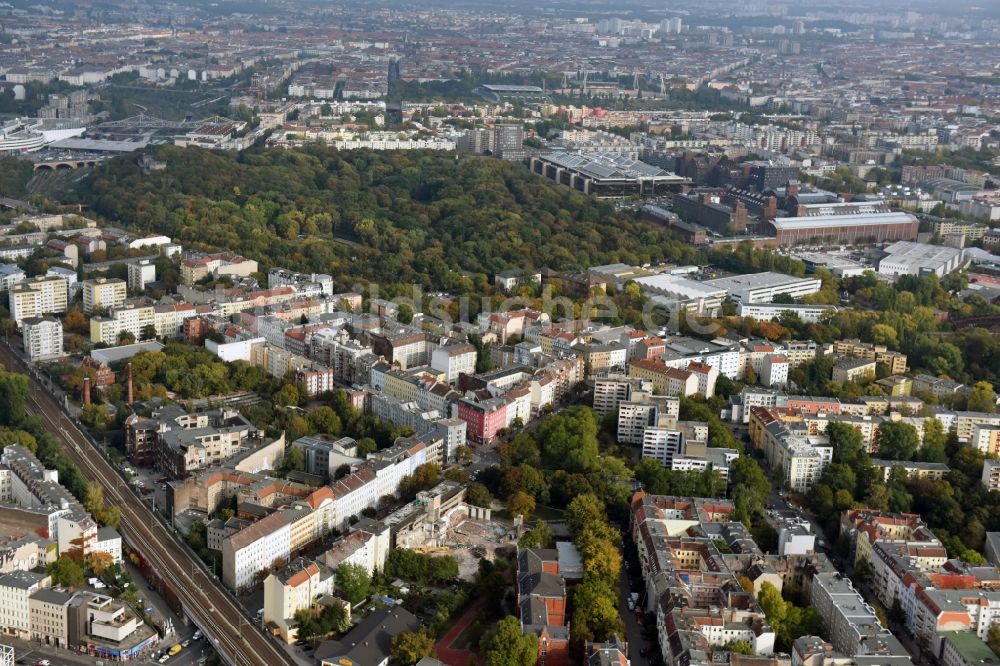 Luftaufnahme Berlin - Abrißfläche des Gebäudes des Stadtbades - Hallenbades Wedding in der Gerichtstraße in Berlin