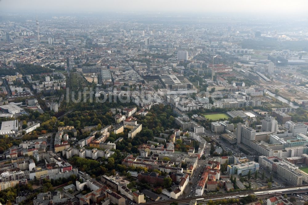 Berlin aus der Vogelperspektive: Abrißfläche des Gebäudes des Stadtbades - Hallenbades Wedding in der Gerichtstraße in Berlin