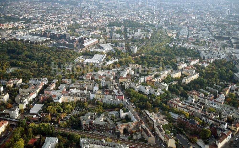 Berlin aus der Vogelperspektive: Abrißfläche des Gebäudes des Stadtbades - Hallenbades Wedding in der Gerichtstraße in Berlin