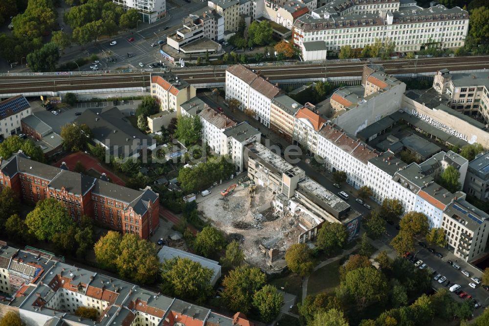 Berlin von oben - Abrißfläche des Gebäudes des Stadtbades - Hallenbades Wedding in der Gerichtstraße in Berlin