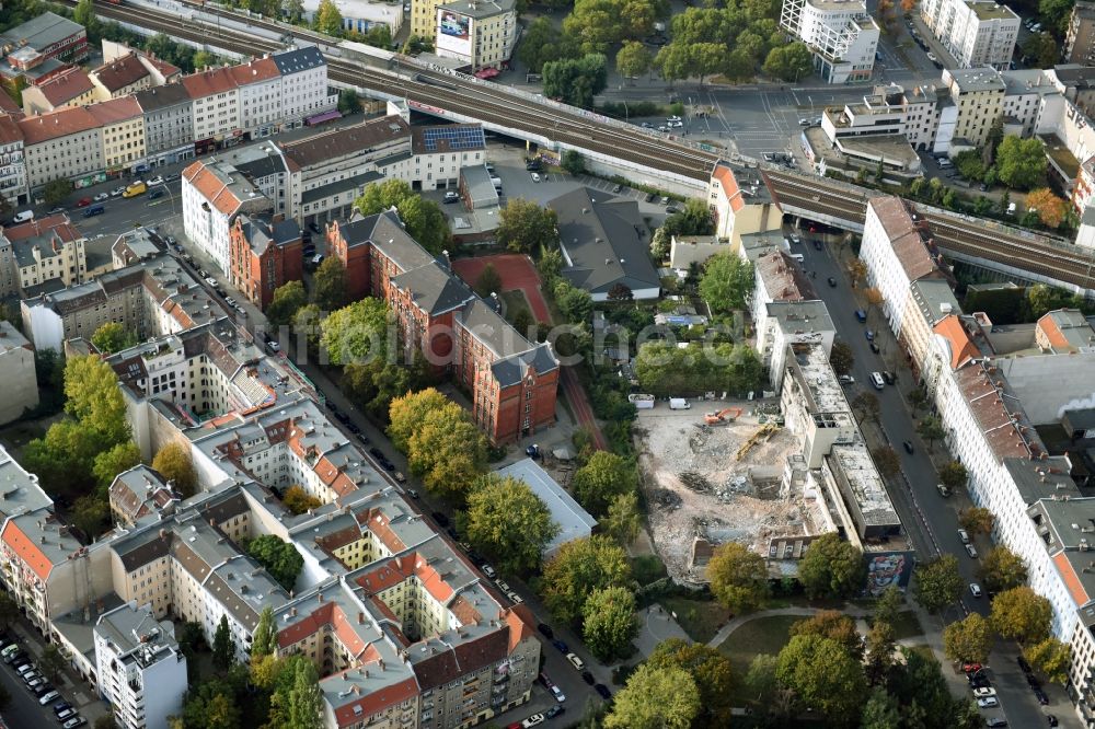 Berlin aus der Vogelperspektive: Abrißfläche des Gebäudes des Stadtbades - Hallenbades Wedding in der Gerichtstraße in Berlin