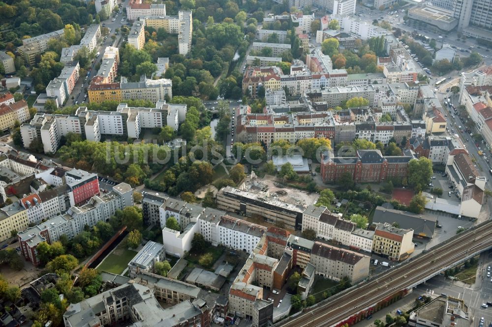 Luftbild Berlin - Abrißfläche des Gebäudes des Stadtbades - Hallenbades Wedding in der Gerichtstraße in Berlin