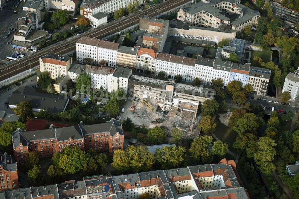 Luftaufnahme Berlin - Abrißfläche des Gebäudes des Stadtbades - Hallenbades Wedding in der Gerichtstraße in Berlin