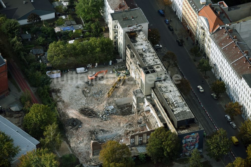 Berlin von oben - Abrißfläche des Gebäudes des Stadtbades - Hallenbades Wedding in der Gerichtstraße in Berlin