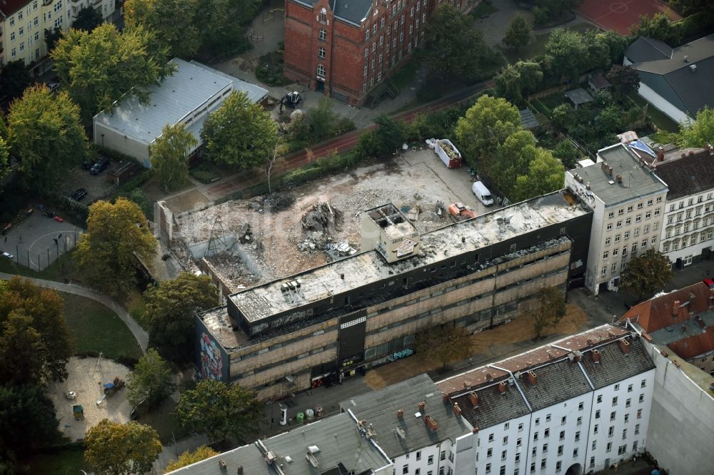 Berlin aus der Vogelperspektive: Abrißfläche des Gebäudes des Stadtbades - Hallenbades Wedding in der Gerichtstraße in Berlin