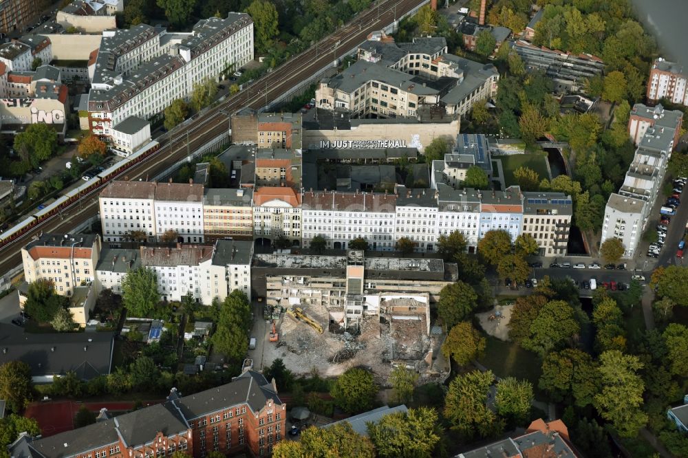 Berlin von oben - Abrißfläche des Gebäudes des Stadtbades - Hallenbades Wedding in der Gerichtstraße in Berlin