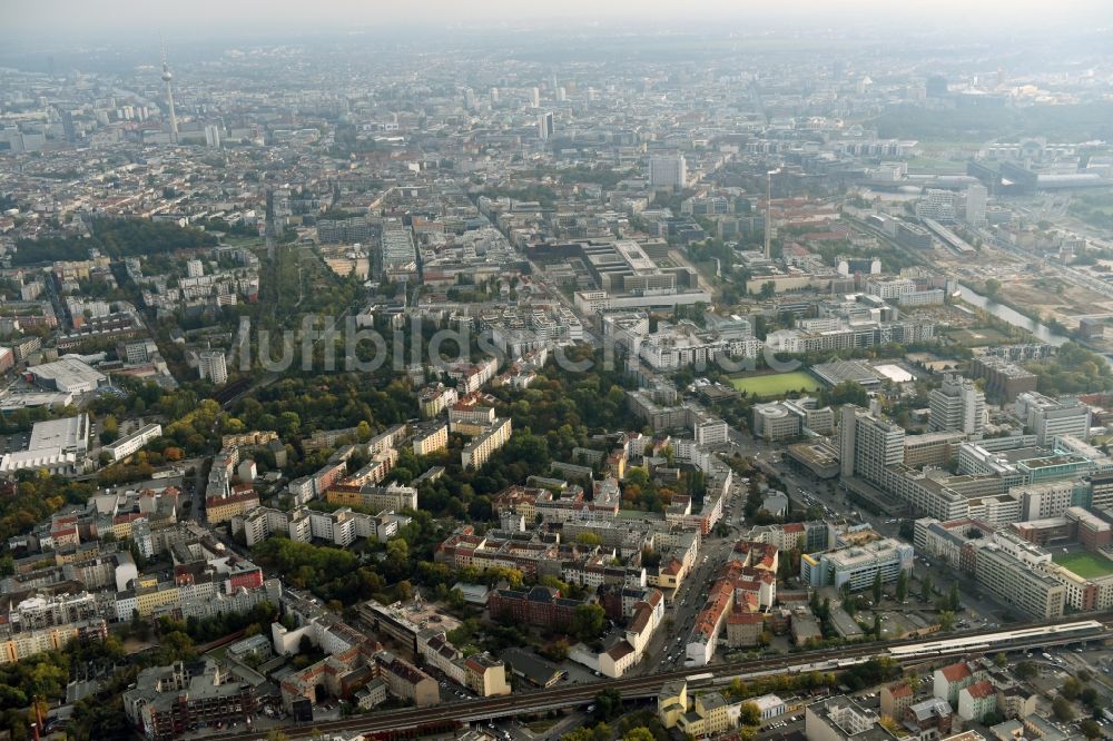 Berlin aus der Vogelperspektive: Abrißfläche des Gebäudes des Stadtbades - Hallenbades Wedding in der Gerichtstraße in Berlin