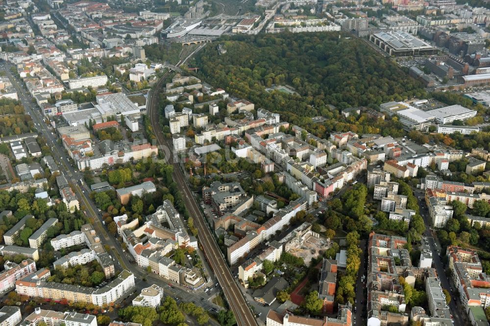 Luftaufnahme Berlin - Abrißfläche des Gebäudes des Stadtbades - Hallenbades Wedding in der Gerichtstraße in Berlin