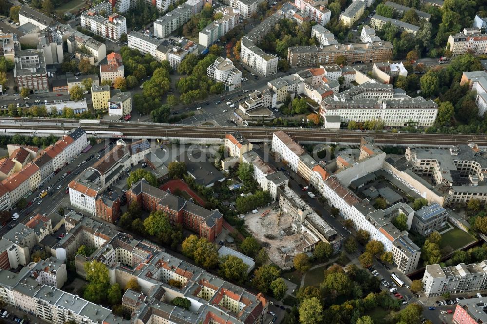 Berlin von oben - Abrißfläche des Gebäudes des Stadtbades - Hallenbades Wedding in der Gerichtstraße in Berlin