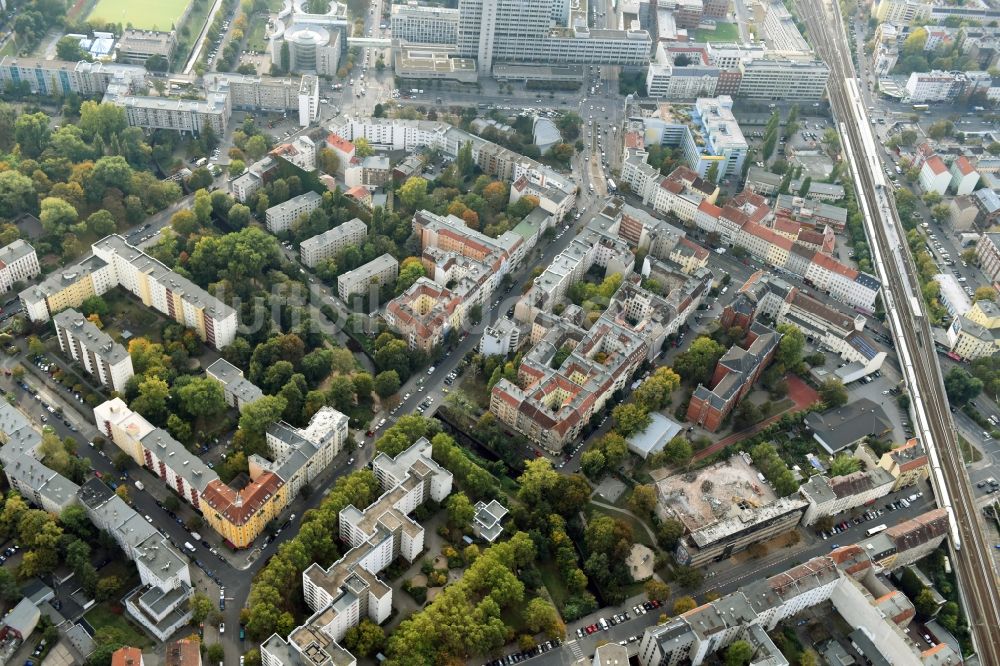 Berlin aus der Vogelperspektive: Abrißfläche des Gebäudes des Stadtbades - Hallenbades Wedding in der Gerichtstraße in Berlin