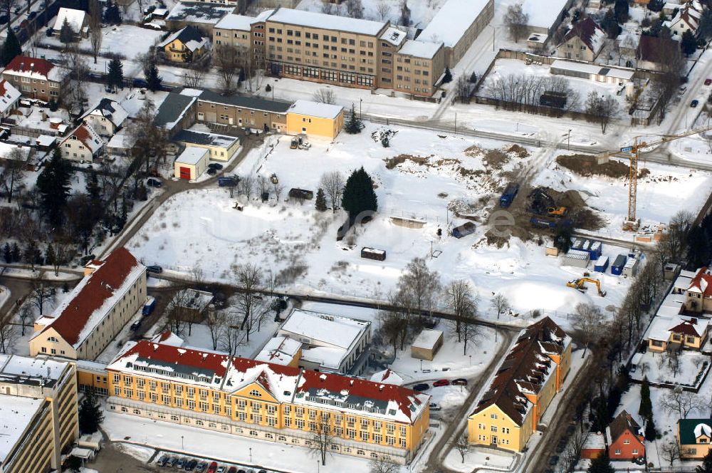 Luftaufnahme Berlin - Abrissfläche auf dem Gelände des Vivantes Klinikum Berlin - Hellersdorf / Look at the wintry, snowy surface on the site of the demolished Vivantes Klinikum Berlin - Hellersdorf