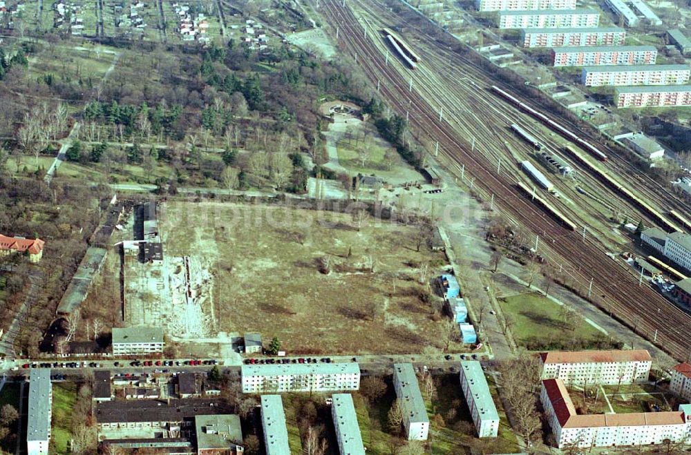 Berlin-Friedrichsfelde aus der Vogelperspektive: Abrissfläche Krimhildstraße/Rüdiger Straße am Friedhof Friedrichsfelde