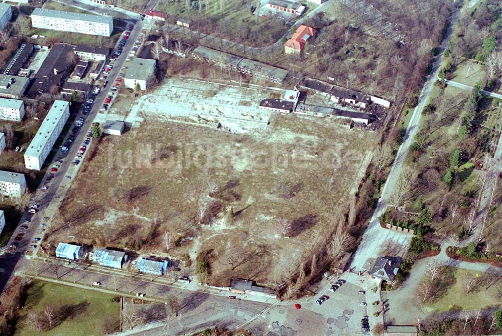 Berlin-Friedrichsfelde aus der Vogelperspektive: Abrissfläche Krimhildstraße/Rüdiger Straße am Friedhof Friedrichsfelde