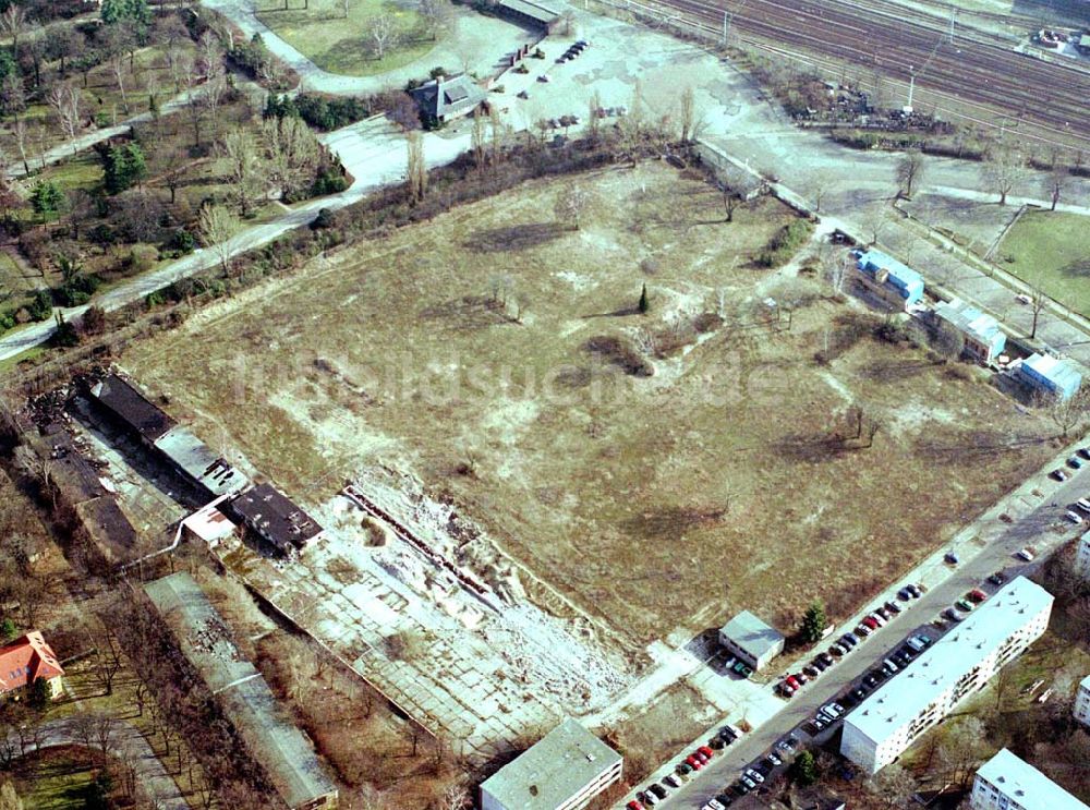 Luftaufnahme Berlin-Friedrichsfelde - Abrissfläche Krimhildstraße/Rüdiger Straße am Friedhof Friedrichsfelde