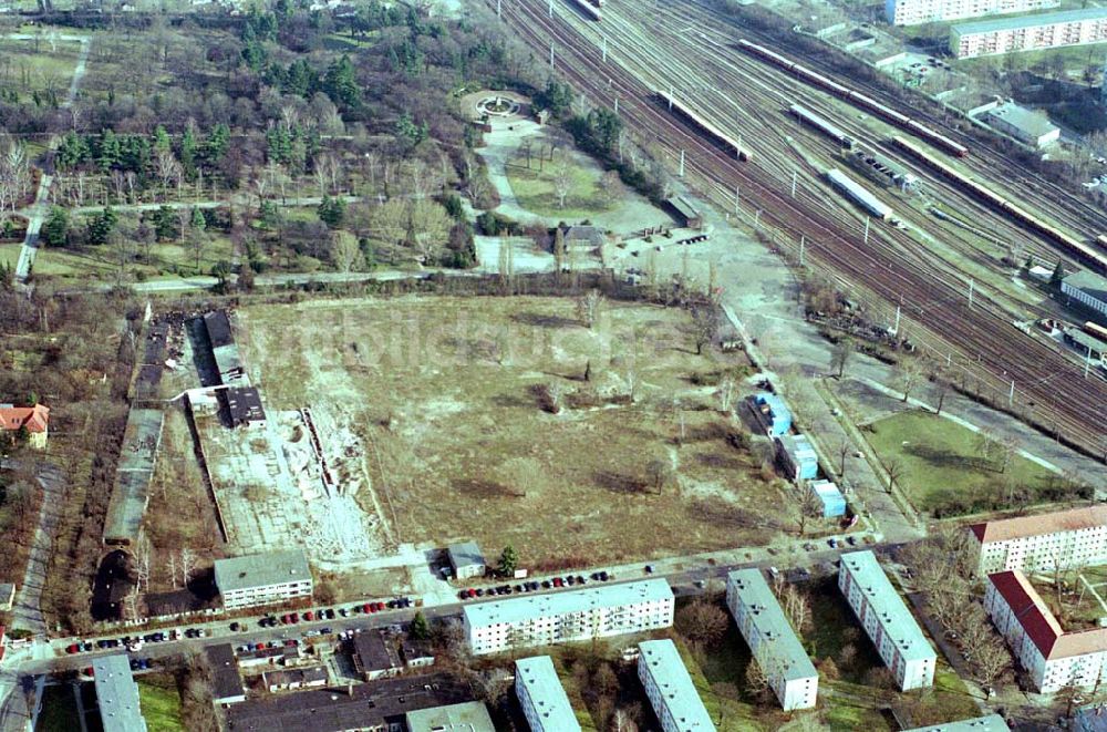 Berlin-Friedrichsfelde von oben - Abrissfläche Krimhildstraße/Rüdiger Straße am Friedhof Friedrichsfelde